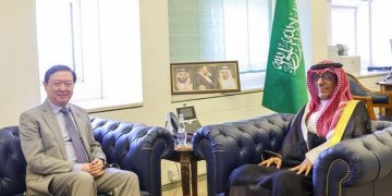 الدكتور عبدالرحمن الرسي يستعرض سبل التعاون المشترك مع مفوض الجمهورية القيرغيزية لدى المملكة