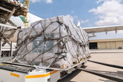 الطائرة الإغاثية الـ65 تصل العريش لنقلها إلى غزة