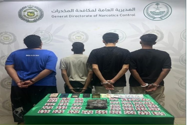 القبض على 4 مواطنين بمنطقة الرياض لترويجهم الحشيش وأقراصًا مخدرة