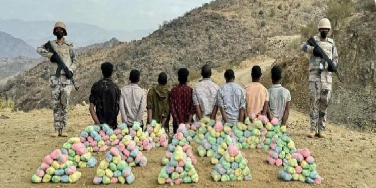 القبض على 8 مخالفين لنظام أمن الحدود لتهريبهم 154 كيلوجرامًا من القات بعسير