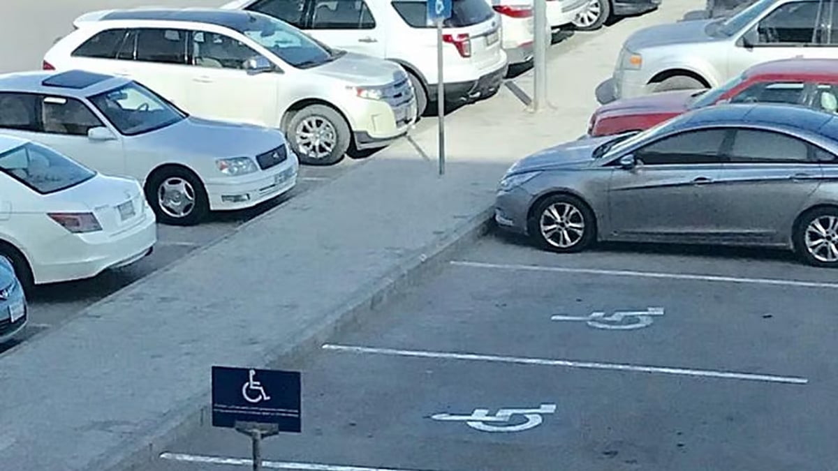 المرور: ضبط 2355 مركبة مخالفة وقف أصحابها بأماكن ذوي الإعاقة