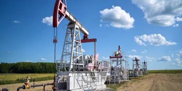 النفط يحافظ على مكاسبه وسط ترقب عقوبات جديدة على روسيا