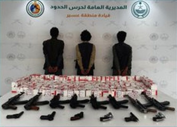 حرس الحدود بعسير يقبض على 3 مخالفين لتهريبهم 45,000 قرص خاضع لتنظيم التداول الطبي