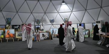 خسوف القمر يعلق فعاليات ليالي سهيل
