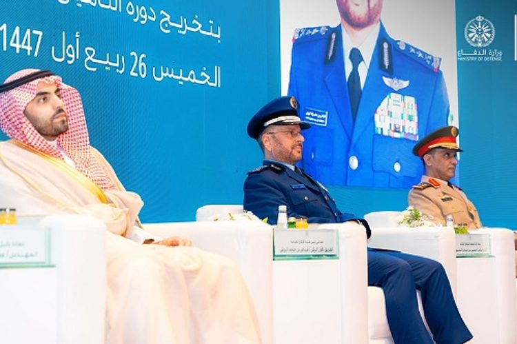 رئيس الأركان يشهد حفل تخريج دورة التأهيل العسكري للأطباء الجامعيين