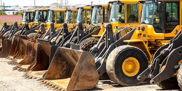 سعوديات يتدربن على قيادة آليات حفر ومعدات ثقيلة