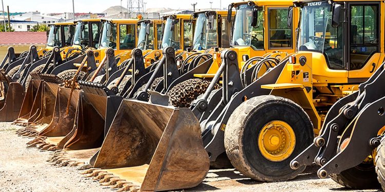 سعوديات يتدربن على قيادة آليات حفر ومعدات ثقيلة