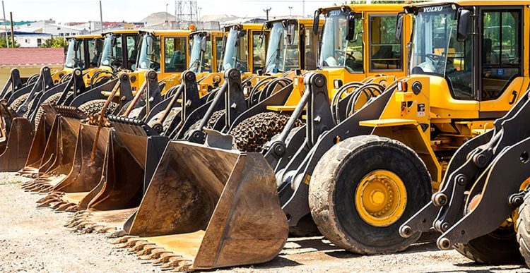 سعوديات يتدربن على قيادة آليات حفر ومعدات ثقيلة