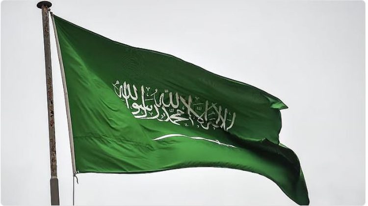 شراء الأعلام والمقتنيات الوطنية بتبوك استعدادًا لاحتفلات اليوم الوطني الـ95