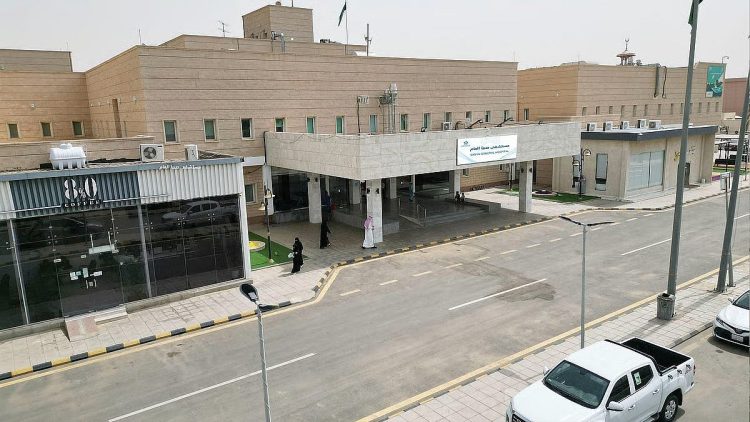 فريق طبي بتجمع جازان الصحي ينقذ حياة ثلاثيني من كيس مائي كبير الحجم في البطن
