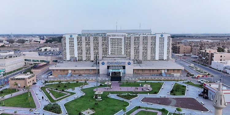 فريق طبي بمستشفى الملك فهد المركزي بتجمع جازان الصحي ينجح في ترميم ثقب نادر في قاع الجمجمة بالمنظار