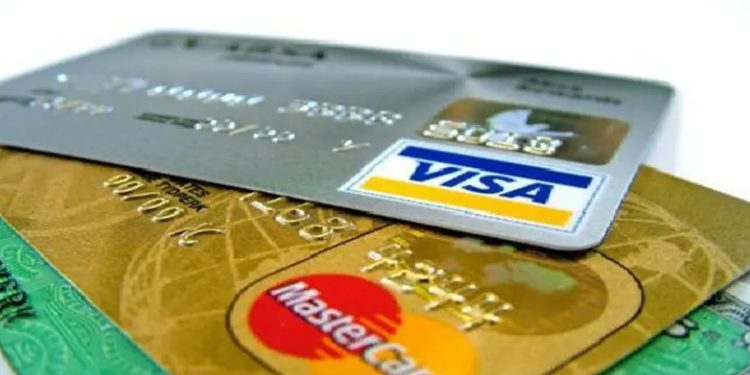 كيف تستخدم بطاقات الائتمان دون الوقوع بفخ الديون؟.. خبير يوضح