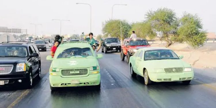 محام: تغطية السيارة بالكامل بالأعلام مخالفة تصل غرامتها إلى 900 ريال