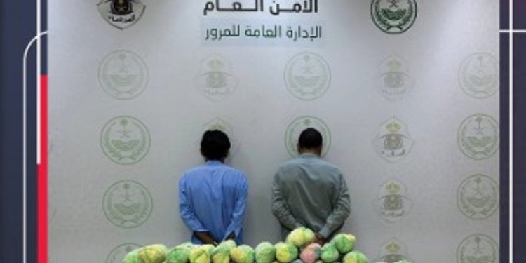 مرور عسير يقبض على مقيمين لترويجهما 20 كيلوجرامًا من القات