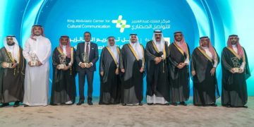 نائب أمير الرياض يكرّم الفائزين بجائزة التواصل الحضاري في دورتها الخامسة