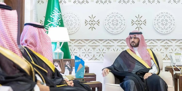 نائب أمير المنطقة الشرقية يستقبل رئيس وأعضاء جمعية التنمية بالحزام الذهبي