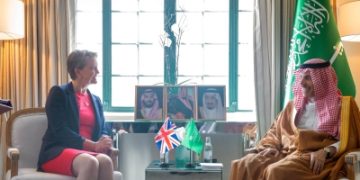 وزير الخارجية يبحث مع نظيرته البريطانية علاقات التعاون