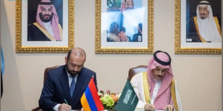 وزير الخارجية يوقع مذكرة تفاهم بشأن المشاورات السياسية مع نظيره الأرميني