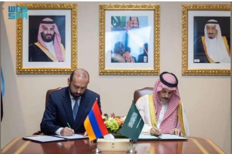 وزير الخارجية يوقع مذكرة تفاهم بشأن المشاورات السياسية مع نظيره الأرميني