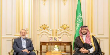 وزير الدفاع يبحث تطورات الأوضاع الإقليمية مع أمين المجلس الأعلى للأمن القومي الإيراني