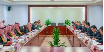 وزير الصناعة يبحث مع نظيره الصيني تعزيز التعاون في الصناعات المتقدمة