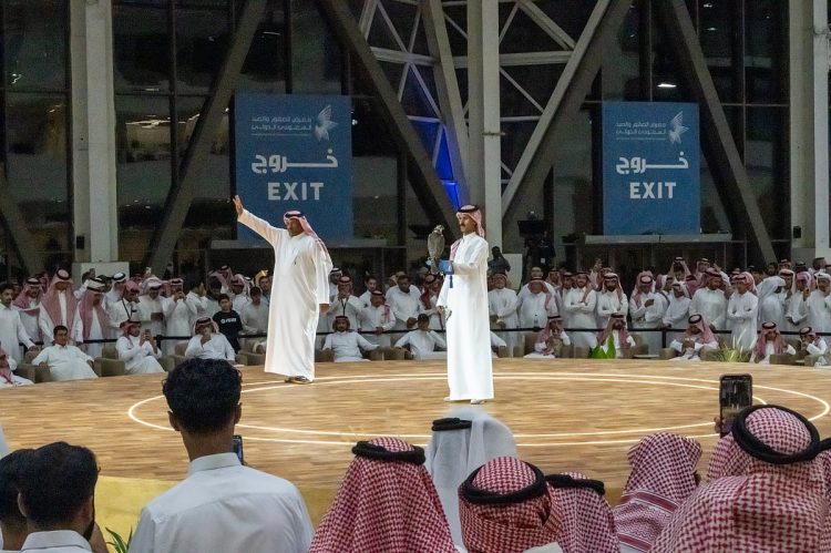 بيع صقر طرح بجازان بـ100 ألف ريال في افتتاح مزاد نادي الصقور السعودي 2025