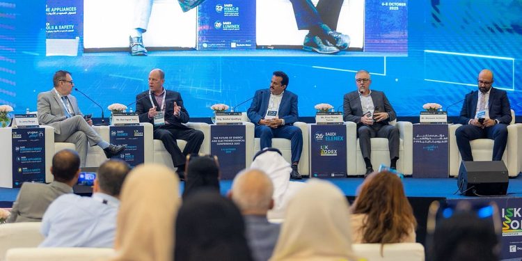 6 جلسات حوارية في اليومين الأول والثاني من معرض ومؤتمر «Saudi Elenex 2025» تبحث مستقبل الطاقة النظيفة وكفاءة المباني الذكية والتقنيات الصناعية المتقدمة