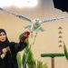 زوّار معرض الصقور والصيد السعودي الدولي 2025 يوثّقون لقاءهم مع الصقور بالصور التذكارية