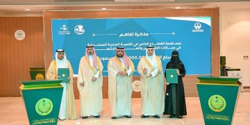 بالصور .. أمير جازان يتسلّم شهادة اعتماد محافظة العارضة «مدينة صحية»