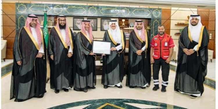 أمير الشرقية يتسلّم شهادة امتثال مشروع «معاذ» خلال استقباله رئيس هيئة الهلال الأحمر