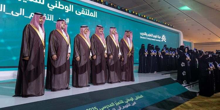 مدارس رواد الخليج تتوج بوسام التميز المدرسي 2025م