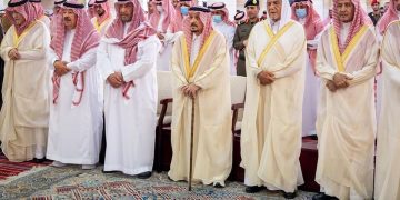 أمير منطقة الرياض يؤدي صلاة الميت على الأميرة نوف بنت سعود بن عبدالعزيز آل سعود