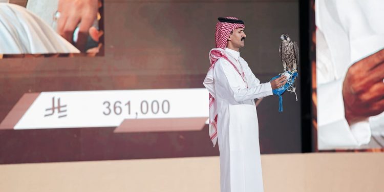 بيع أغلى شاهين فرخ حتى الآن في الليلة الـ17 لمزاد نادي الصقور السعودي 2025