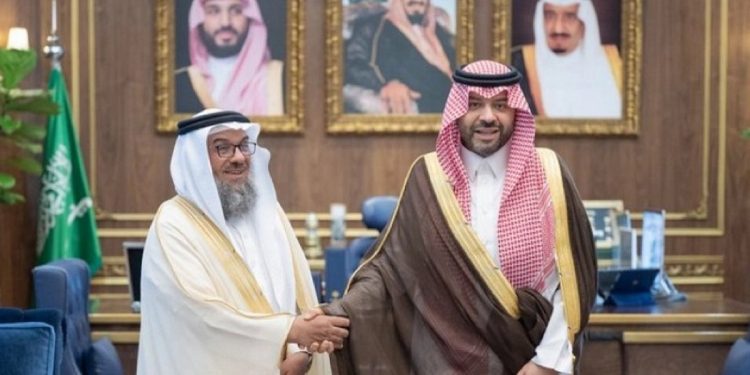 أمير الحدود الشمالية يكرم المواطن "أحمد الدهمشي" لتبرعه بالدم 131 مرة