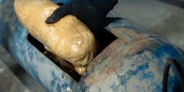 إحباط تهريب أكثر من 8 كيلوغرامات من الميثامفيتامين المخدر في منفذ الربع الخالي