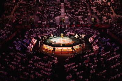 'إغليسياس' يشعل مسرح الرياض بالكوميديا