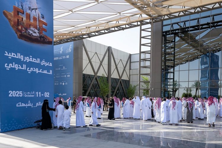 إقبال جماهيري واسع على معرض الصقور والصيد السعودي الدولي 2025
