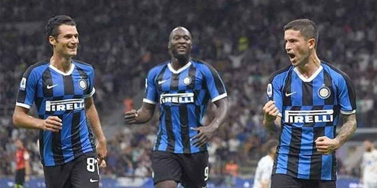 إنتر ميلان يهزم كريمونيزي برباعية ويتصدر الدوري الإيطالي مؤقتًا