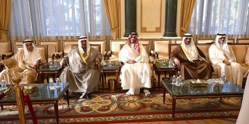 الأمير تركي بن محمد ينقل تعازي القيادة في وفاة الشيخ علي عبدالله الأحمد الجابر الصباح