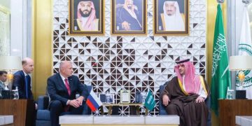 الأمير عبدالعزيز بن سعود يبحث تعزيز التعاون مع وزير الدفاع المدني والطوارئ الروسي