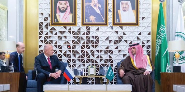 الأمير عبدالعزيز بن سعود يبحث تعزيز التعاون مع وزير الدفاع المدني والطوارئ الروسي