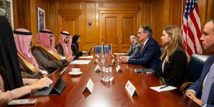 الإبراهيم يبحث التطورات الإقليمية والعالمية مدير المجلس الاقتصادي الوطني الأمريكي