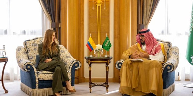 الإبراهيم يبحث فرص التعاون الاقتصادي مع وزيرة التجارة والصناعة والسياحة الكولومبية