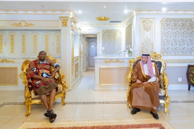 'الخريجي' وملك إسواتيني يستعرضان العلاقات الثنائية
