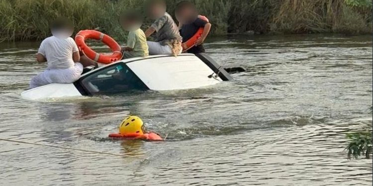 «الدفاع المدني» بالقنفذة ينقذ 5 أشخاص احتجزوا في مركبة جرفها السيل