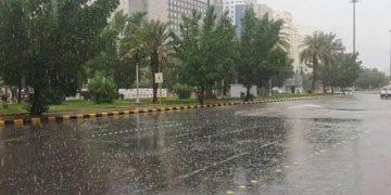 «الدفاع المدني» يدعو إلى توخي الحيطة إثر الحالة المناخية في أجزاء بمكة المكرمة