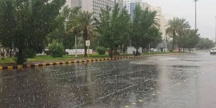 «الدفاع المدني» يدعو إلى توخي الحيطة إثر الحالة المناخية في أجزاء بمكة المكرمة