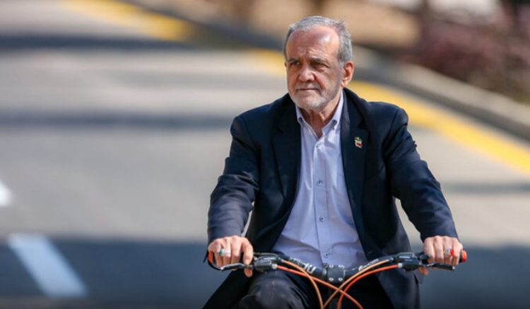 الرئيس الإيراني يتجول في أصفهان بدراجة هوائية (فيديو)