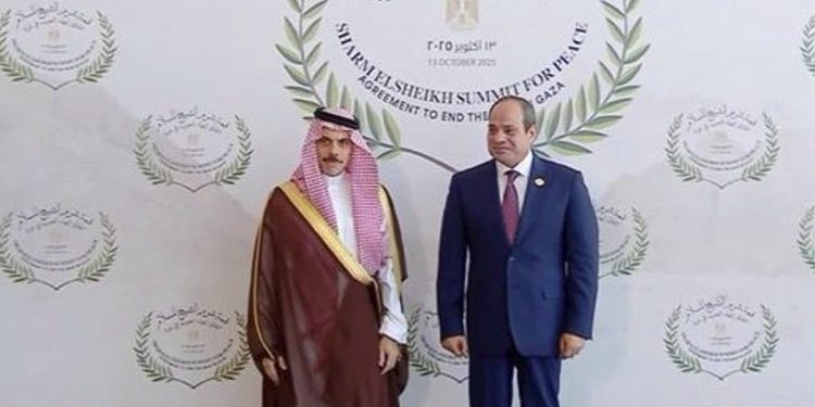 الرئيس المصري يستقبل وزير الخارجية فور وصوله للمشاركة بقمة شرم الشيخ