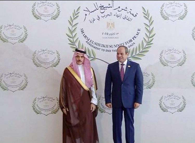 الرئيس المصري يستقبل وزير الخارجية فور وصوله للمشاركة بقمة شرم الشيخ